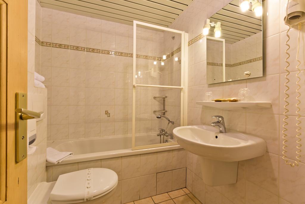 Hotel La Montagne Ла-Клюза Екстер'єр фото